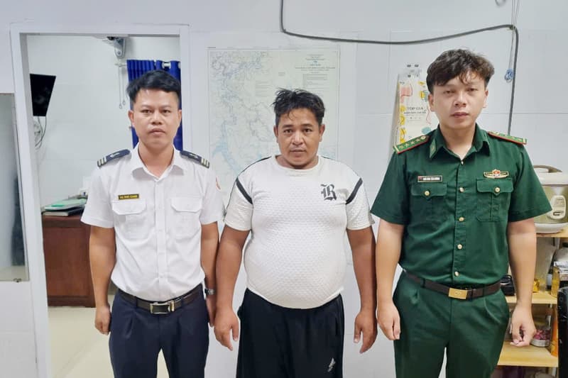 Tàu Tân cảng P3 cứu thành công ngư dân bị trôi dạt trên biển