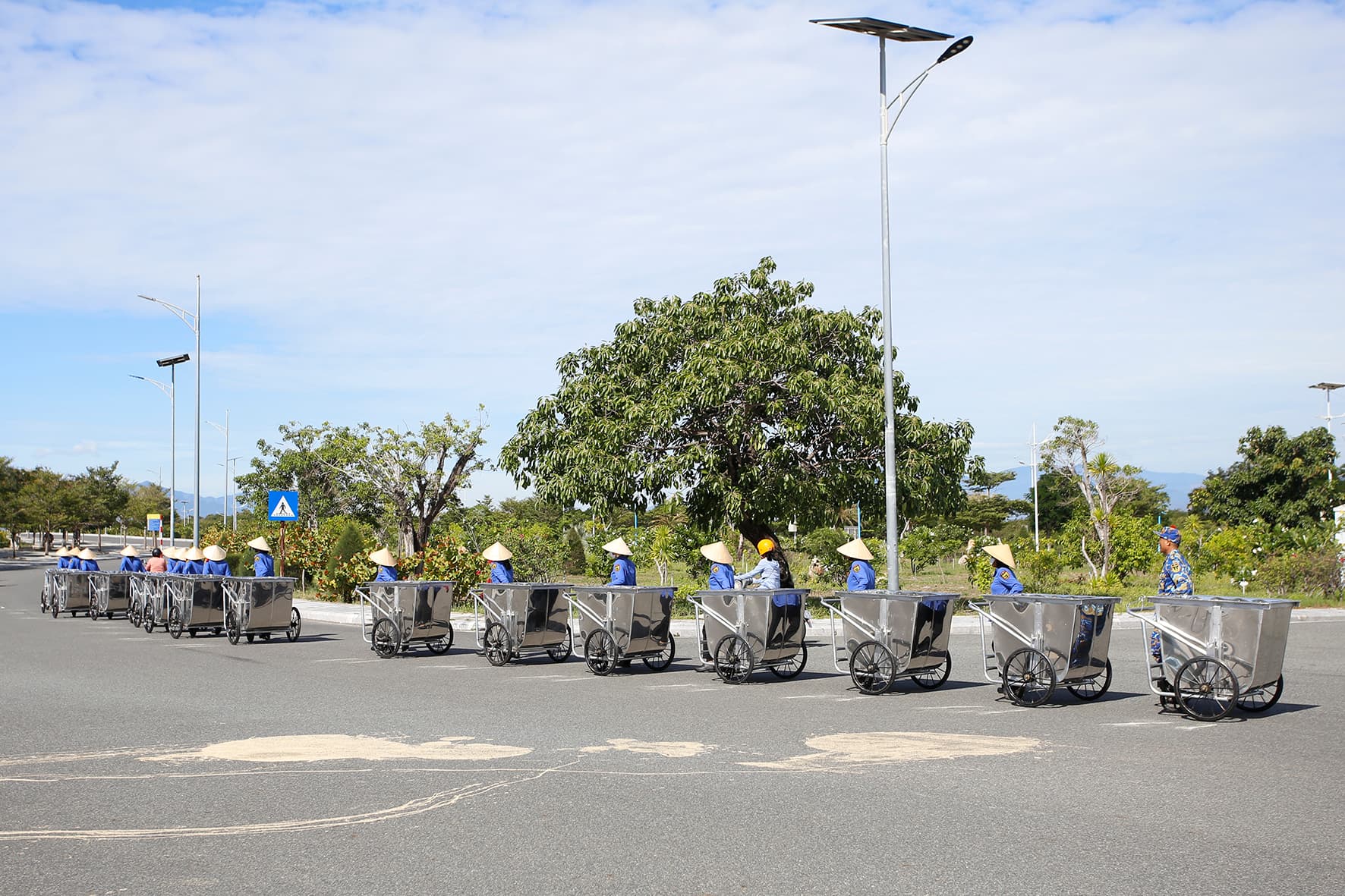 Hiệp hội nữ doanh nhân Việt Nam hỗ trợ Khu đô thị Căn cứ Cam Ranh  trang, thiết bị bảo vệ môi trường
