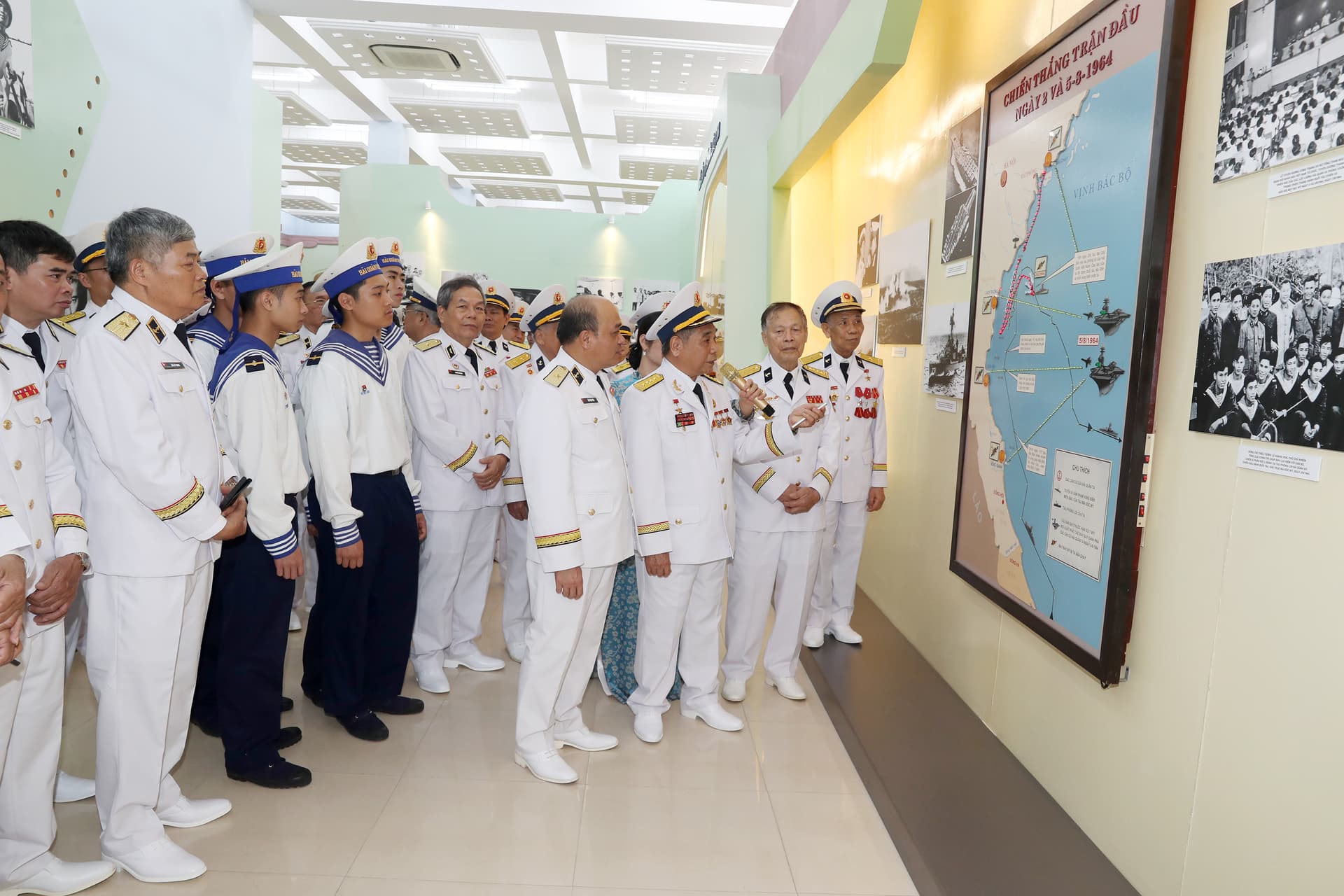 Đoàn đại biểu dự Lễ kỷ niệm 70 năm Ngày thành lập Quân chủng Hải quân tham quan Bảo tàng Hải quân