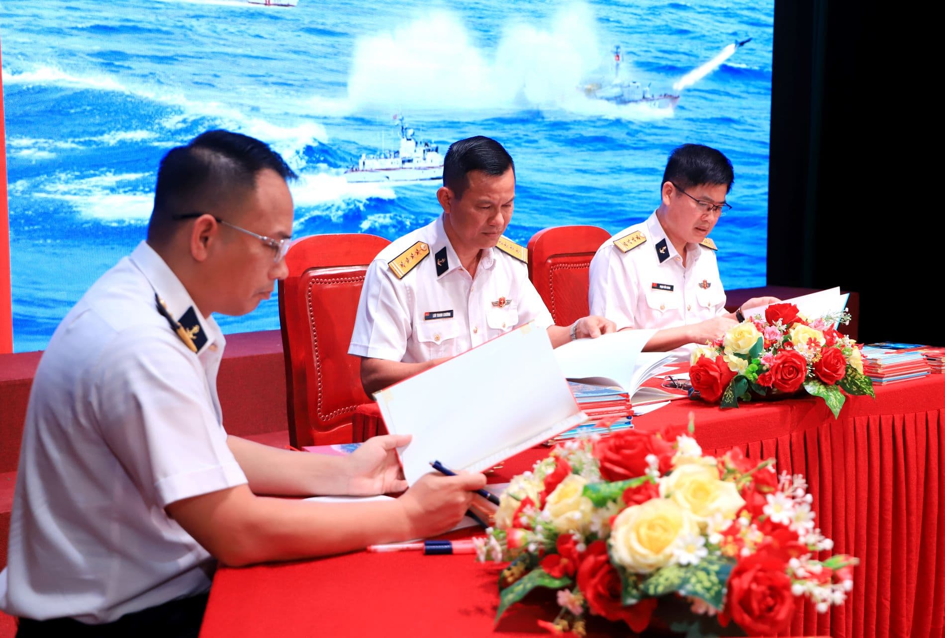 Vùng 3: Chấm bài dự thi chính luận về bảo vệ nền tảng tư tưởng của Đảng lần thứ 5