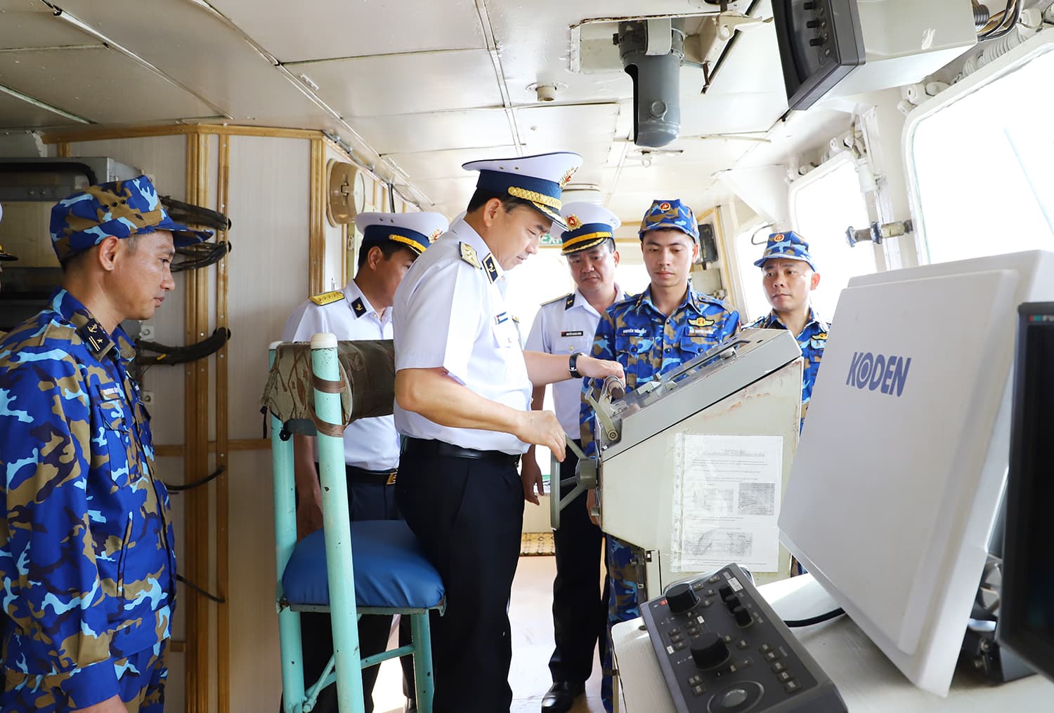 Tư lệnh Hải quân kiểm tra Đoàn Đo đạc, biên vẽ hải đồ và nghiên cứu biển