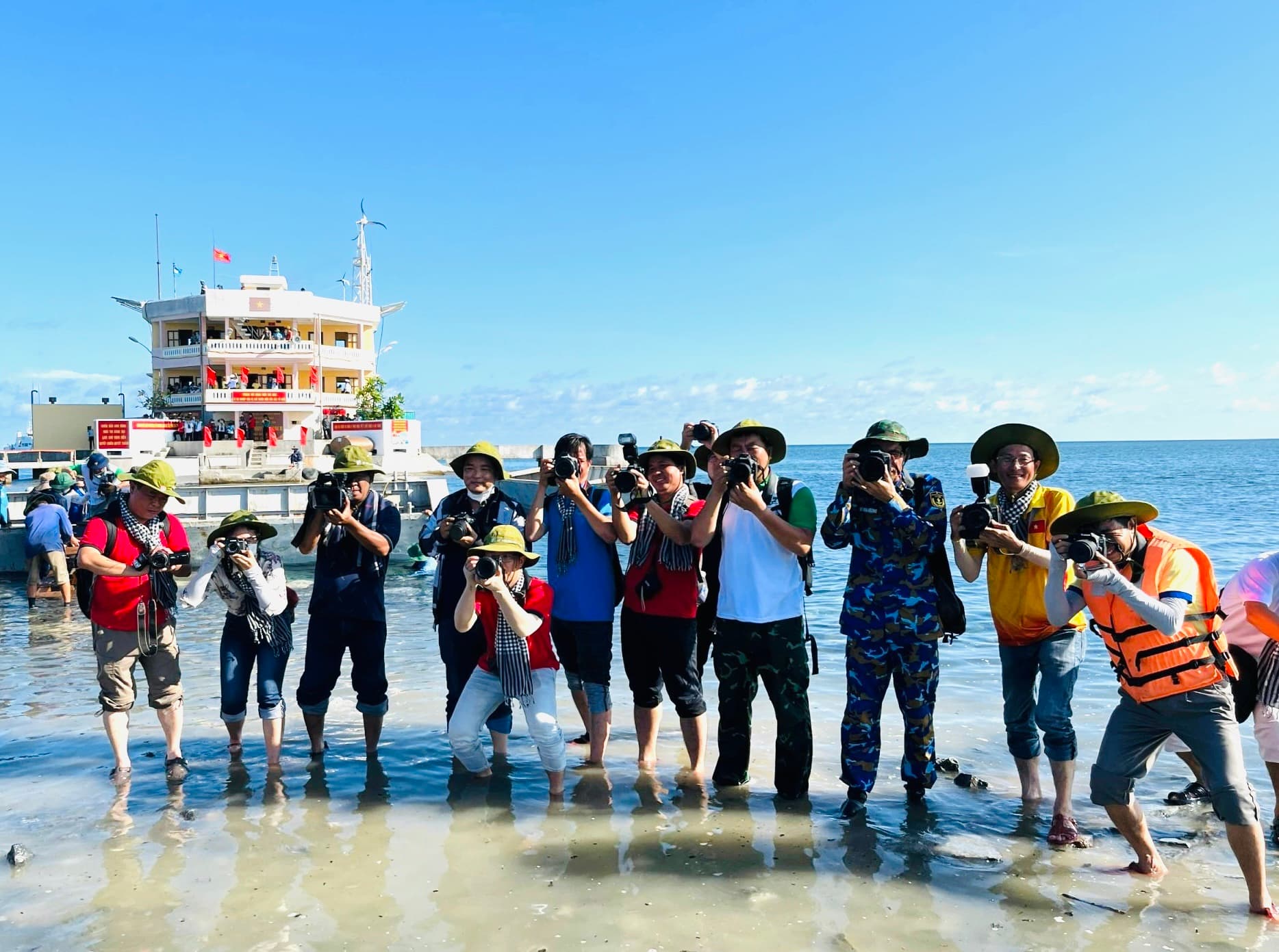 Biển đảo trong tim người làm báo