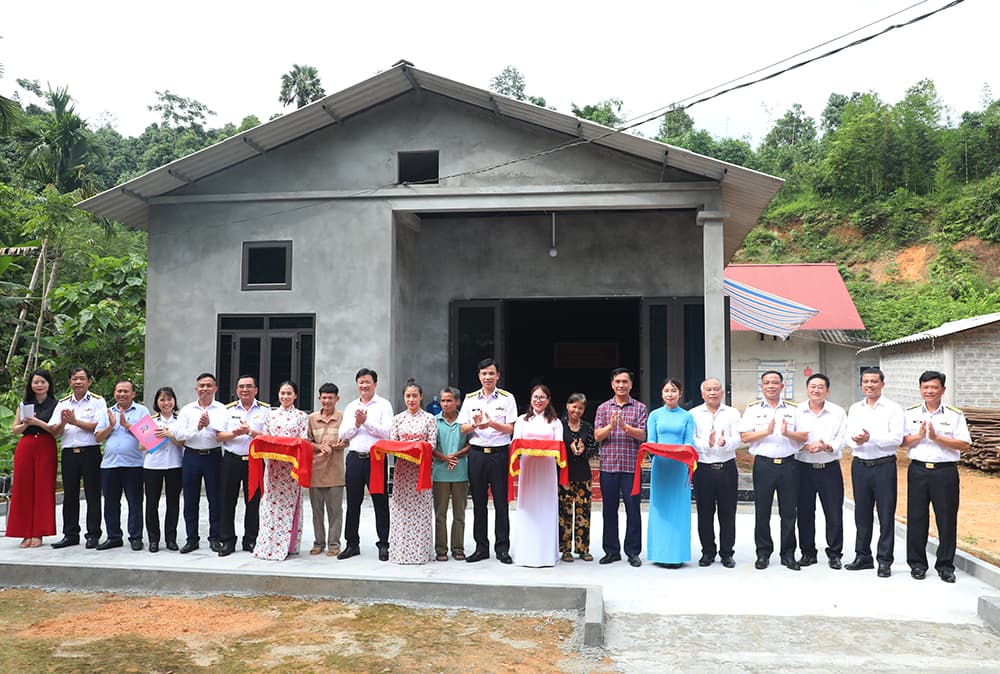 Cục Chính trị Hải quân trao nhà đại đoàn kết tại huyện Trấn Yên, tỉnh Yên Bái
