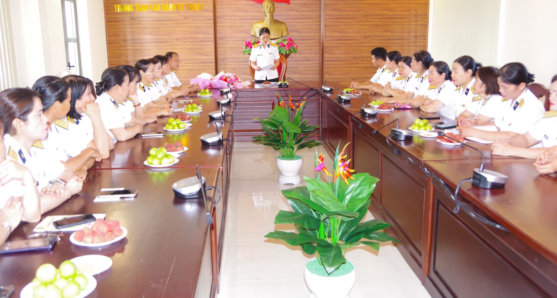 Hội phụ nữ Trung tâm BĐKT Vùng 2 tổ chức sinh hoạt hội