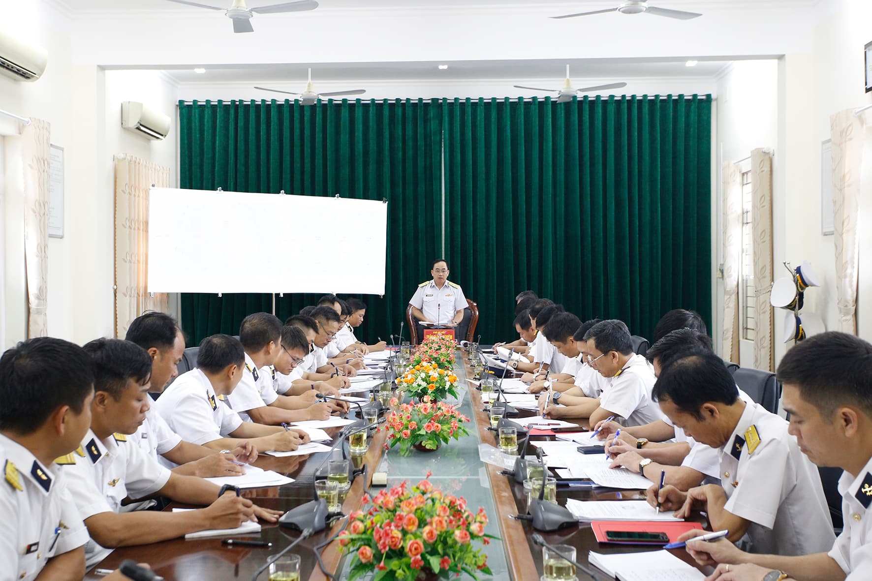 Tư lệnh Hải quân kiểm tra Lữ đoàn 954