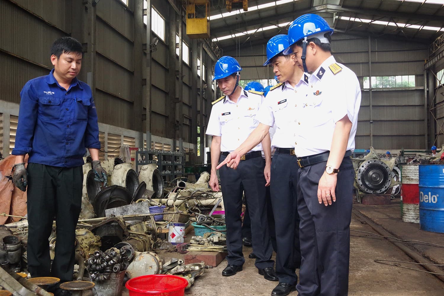 Chính ủy Cục Hậu cần - Kỹ thuật thăm và làm việc tại Nhà máy X46