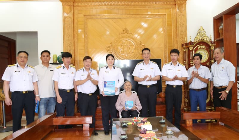 Chính ủy Hải quân thăm, tặng quà các gia đình liệt sĩ trên địa bàn Hải Phòng