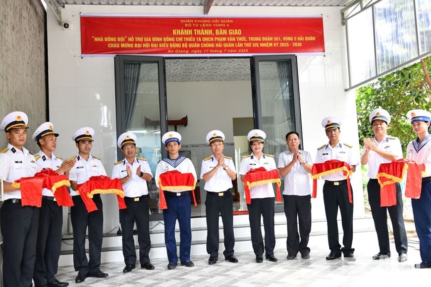 Vùng 5 Hải quân bàn giao nhà đồng đội tặng quân nhân có hoàn cảnh khó khăn