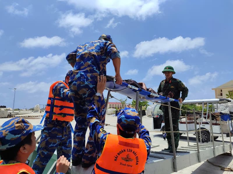 Vượt sóng lớn đưa ngư dân bị bệnh nặng về đất liền