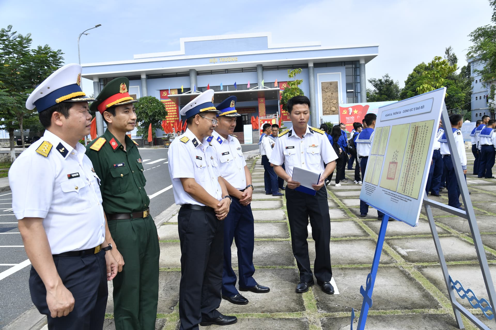 Trưng bày ảnh về “Hoàng Sa - Trường Sa” và Đại hội Đảng bộ Quân chủng Hải quân
