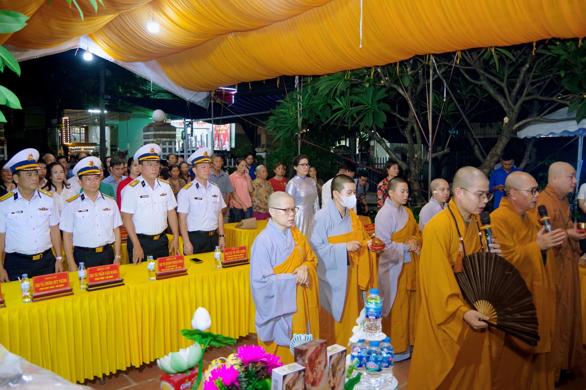 Cán bộ, chiến sĩ Vùng 1 thắp nến tri ân các anh hùng, liệt sĩ tại nghĩa trang phường Thiên Hương