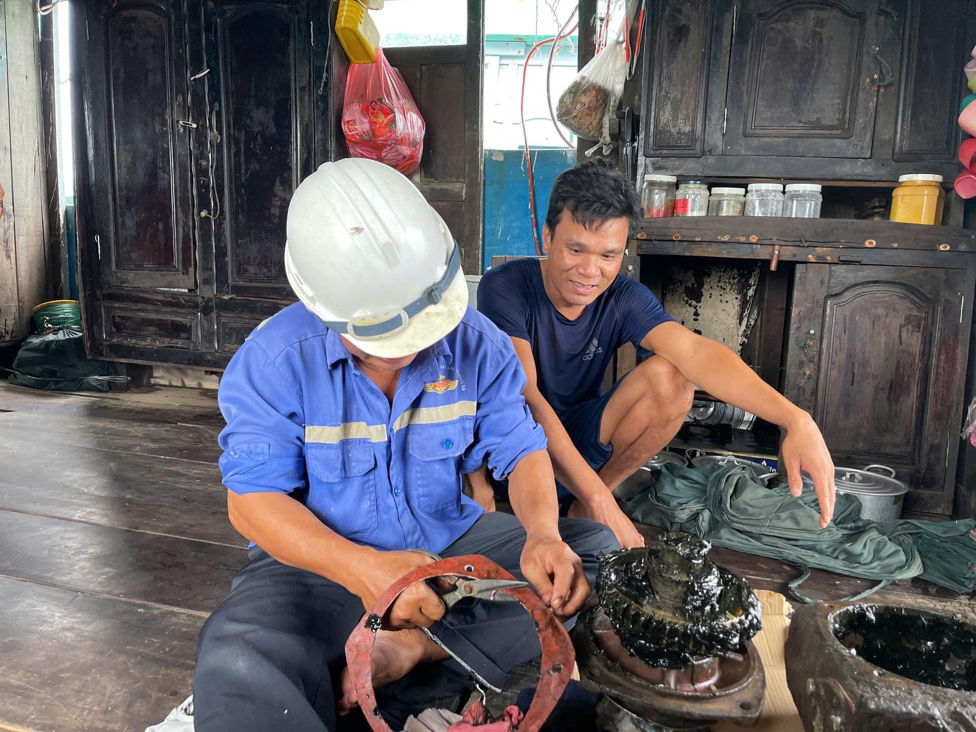 Âu tàu đảo Trường Sa sửa chữa thành công sự cố hệ thống lái cho tàu cá