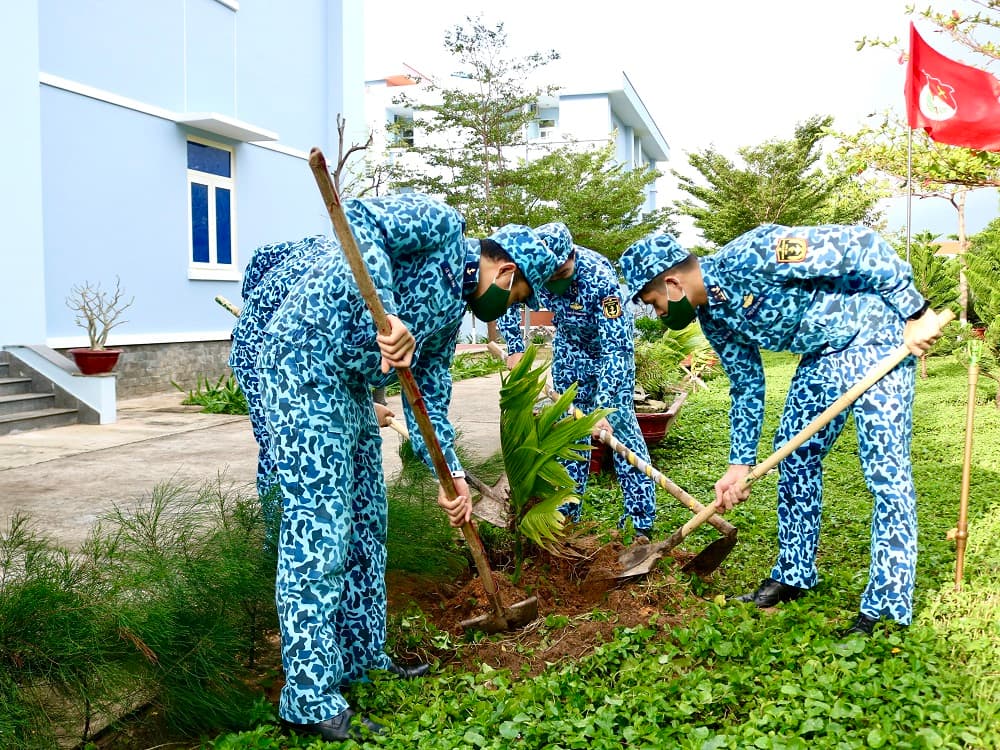 Lữ đoàn 189 lao động tình nguyện hưởng ứng phong trào trồng cây đầu năm mới