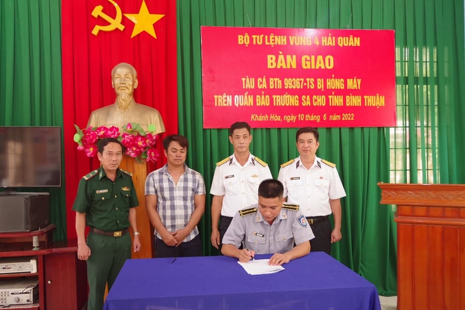 Tàu KN 465 kéo tàu cá BTh 99367 TS về bờ an toàn