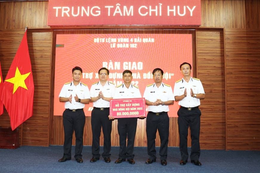Lữ đoàn 162 trao kinh phí hỗ trợ xây dựng nhà đồng đội