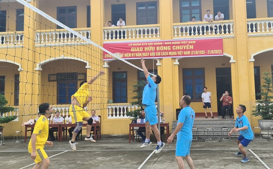 Báo Hải quân Việt Nam và Lữ đoàn 679 thi đấu giao hữu bóng chuyền