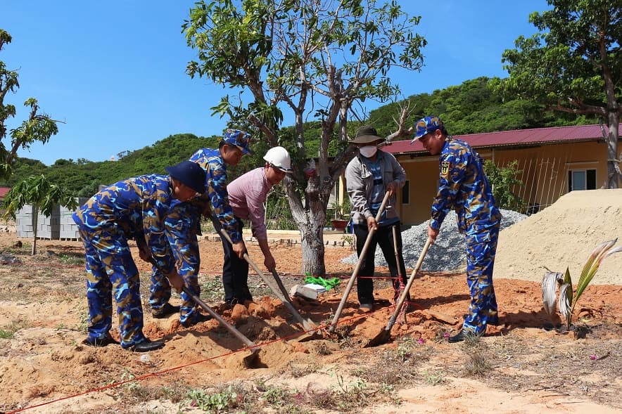 Hiệp hội hoa Đà Lạt xây dựng nhà màng trồng rau sạch tặng Lữ đoàn 162