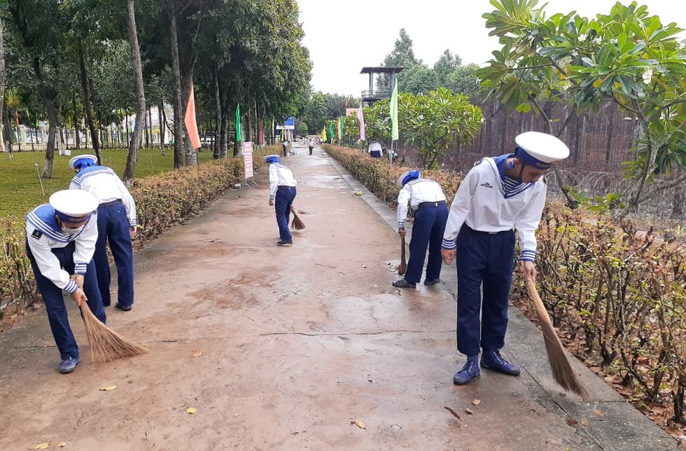 Tiểu đoàn 565 giúp địa phương làm đẹp cảnh quan môi trường