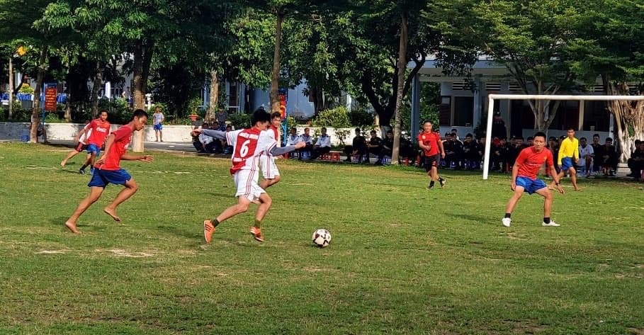 Tiểu đoàn 565 và Trung đoàn Cảnh sát cơ động Tây Nam Bộ thi đấu giao hữu bóng đá