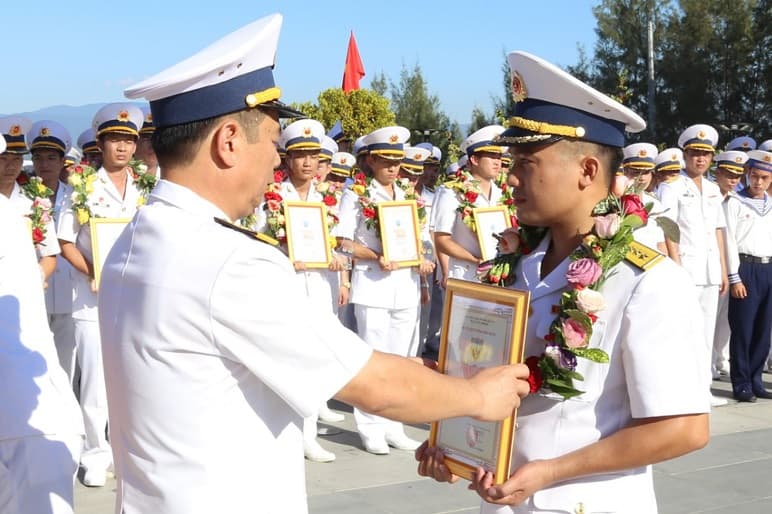 Vùng 4: Tuyên dương và trao thưởng 27 cán bộ, đoàn viên xuất sắc
