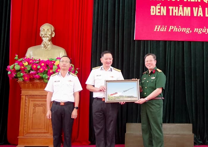 Đoàn Tùy viên quốc phòng Việt Nam thăm Lữ đoàn 679