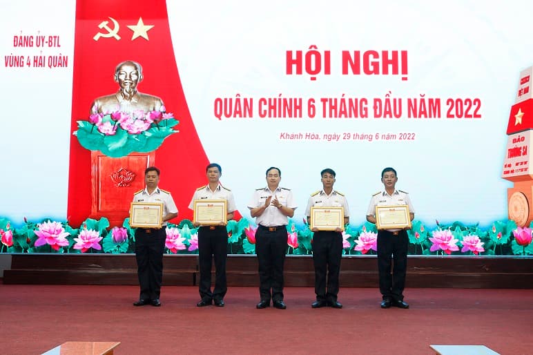 Tư lệnh Hải quân dự Hội nghị Quân chính 6 tháng đầu năm tại Vùng 4