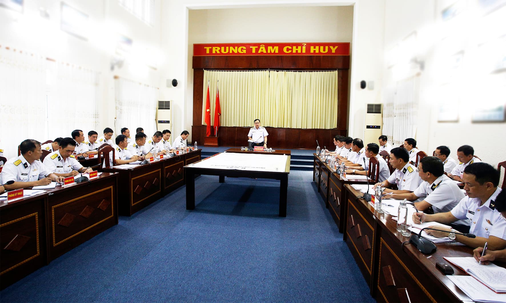 Tư lệnh Hải quân làm việc với Lữ đoàn Tàu ngầm 189
