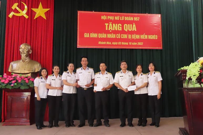 Hội phụ nữ Lữ đoàn 957 hỗ trợ các gia đình quân nhân có con bị bệnh hiểm nghèo