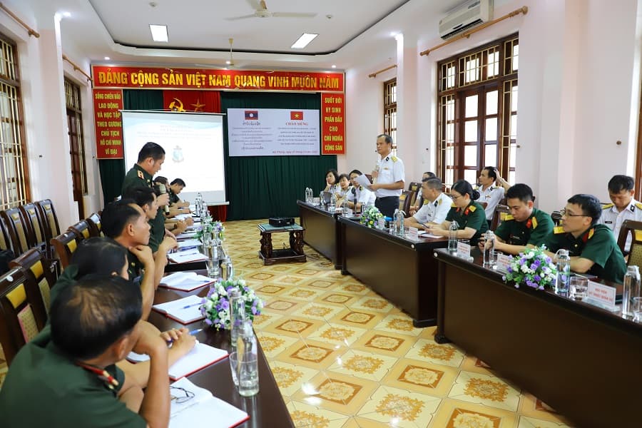Đoàn cán bộ Cục Khoa học-Lịch sử quân sự Quân đội Lào tham quan Trung  tâm Quan trắc-Phân tích môi trường biển