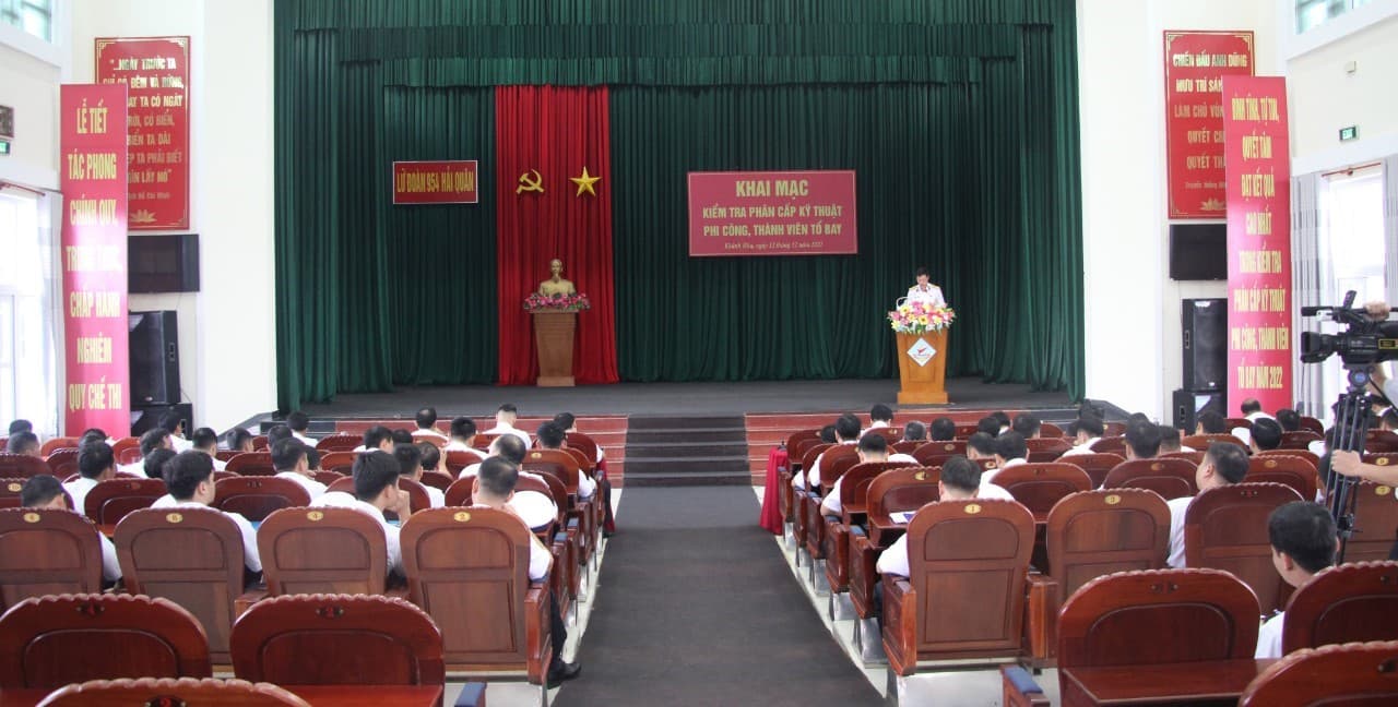 Lữ đoàn 954 kiểm tra phân cấp kỹ thuật phi công, thành viên tổ bay năm 2022