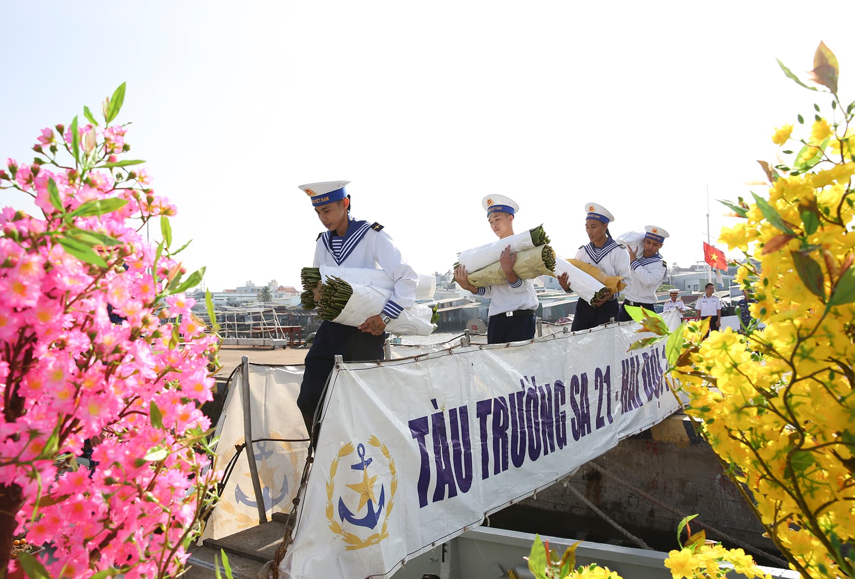 Mang mùa Xuân đến Nhà giàn DK1