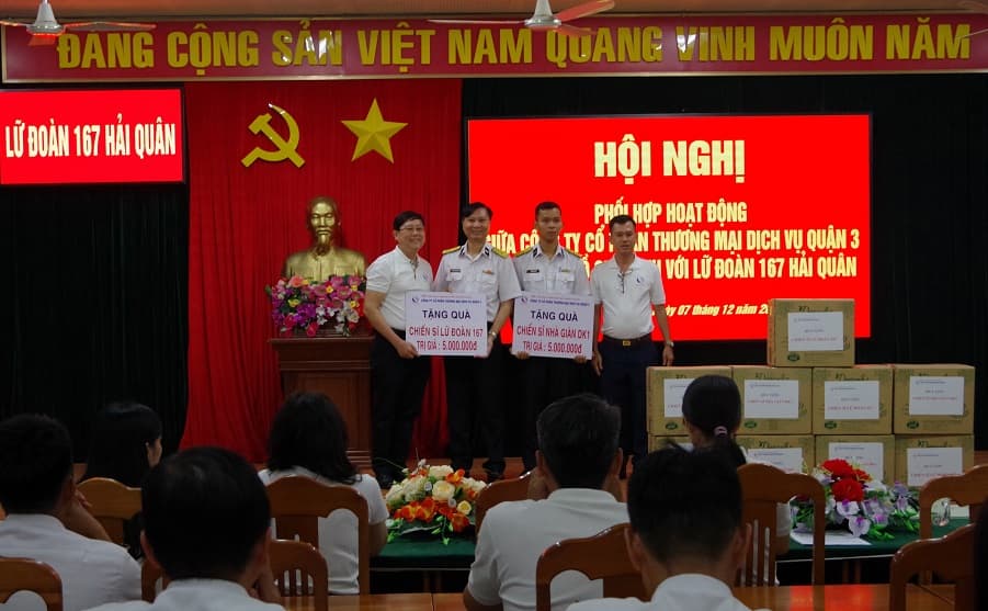 Đoàn công tác Công ty CP Thương mại Dịch vụ Quận 3 thăm Lữ đoàn 167
