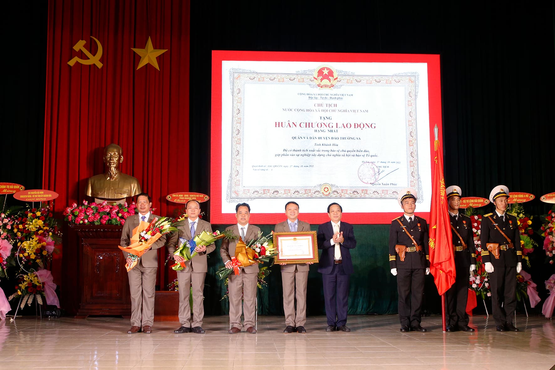 Huyện Trường Sa kỷ niệm 40 năm Ngày truyền thống và đón nhận Huân chương Lao động hạng Nhất