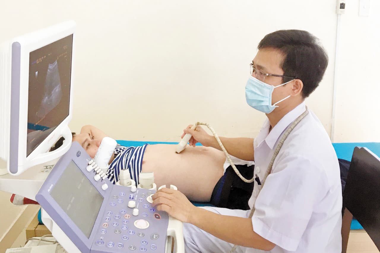Bác sĩ tận tâm với công việc