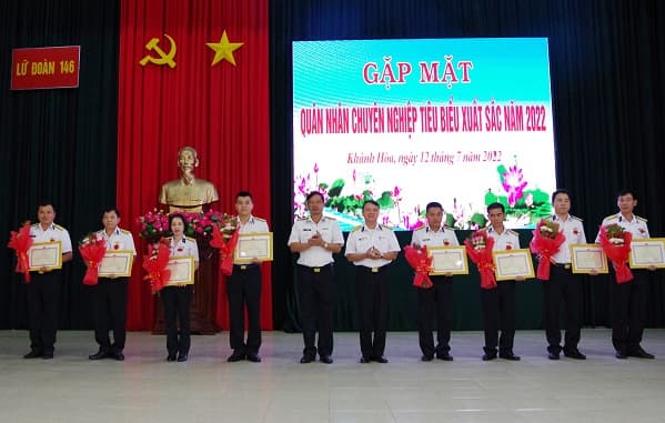Lữ đoàn 146 tôn vinh quân nhân chuyên nghiệp tiêu biểu