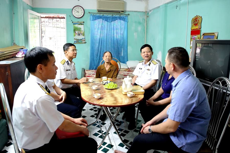 Thủ trưởng Bộ Tư lệnh Hải quân thăm, tặng quà các gia đình liệt sĩ