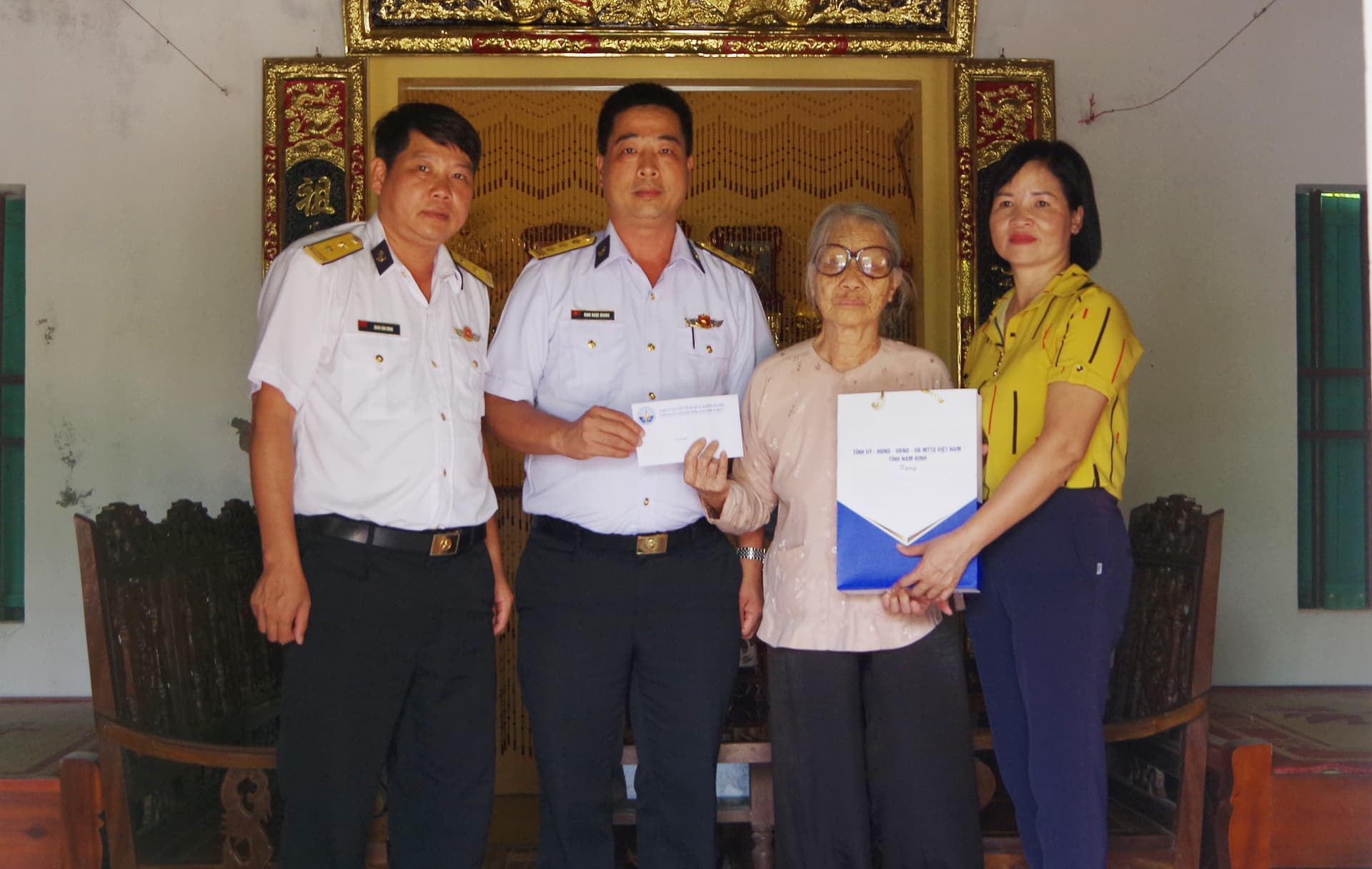 Đoàn Đo đạc biên vẽ hải đồ và nghiên cứu biển tặng quà các gia đình chính sách