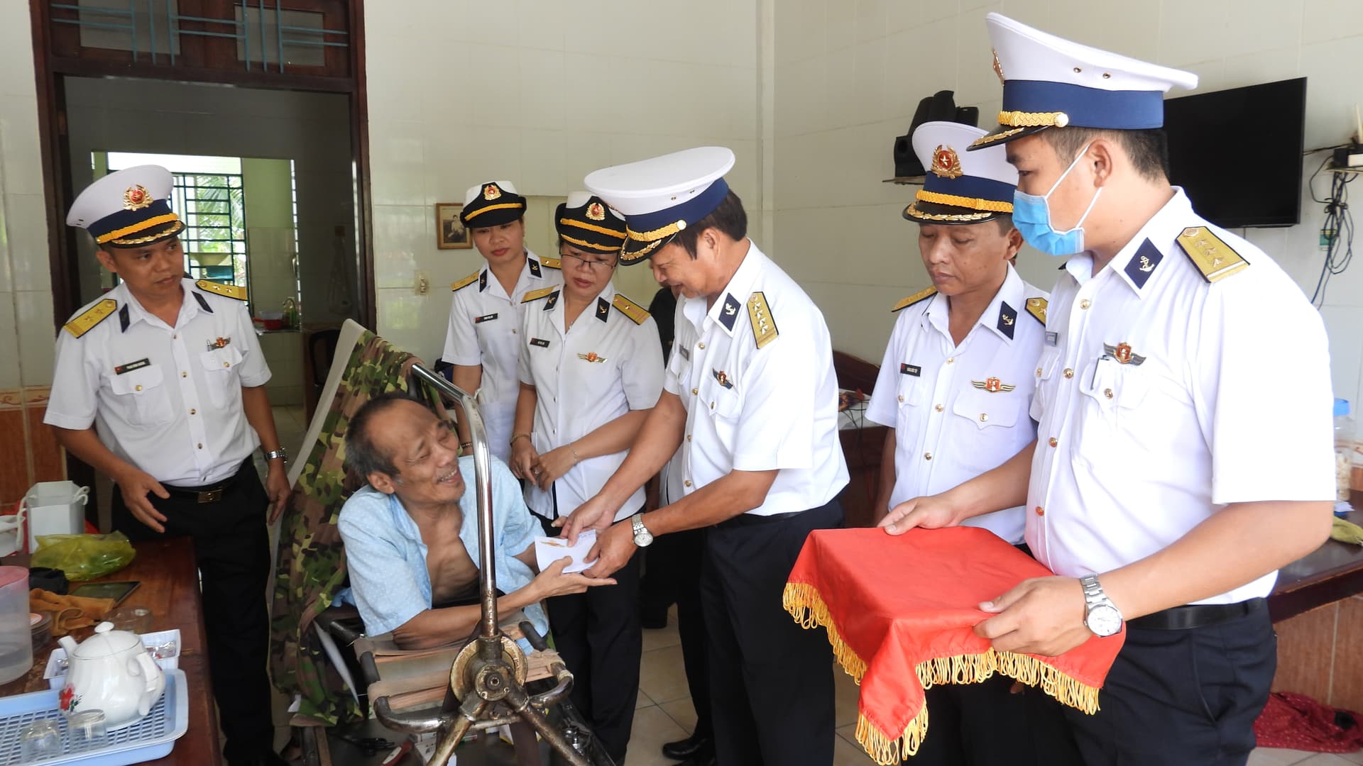 Hải đoàn 129 thăm, tặng quà Trung tâm Điều dưỡng thương binh, người có công Long Đất