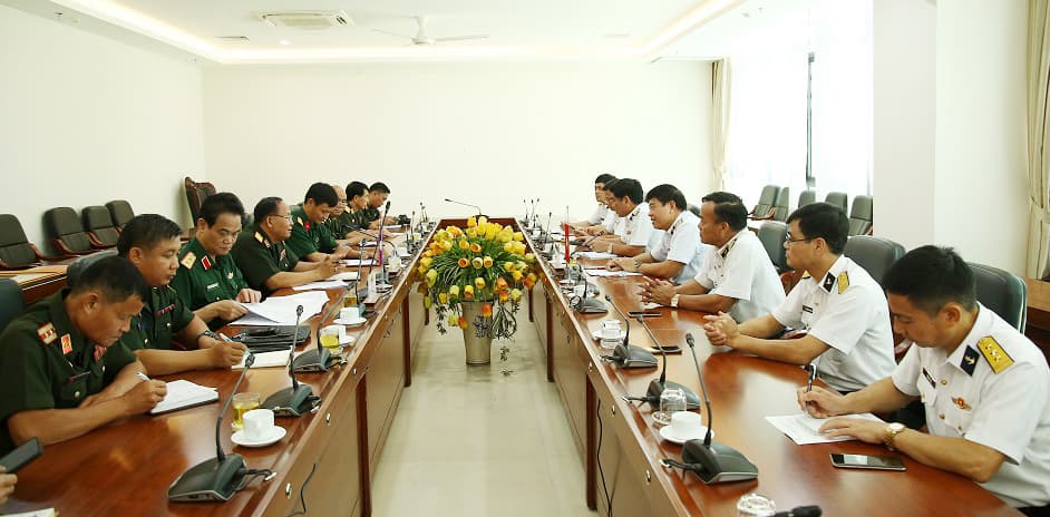 Thủ trưởng Bộ Tư lệnh Hải quân tiếp đoàn Học viện Quốc phòng Lào