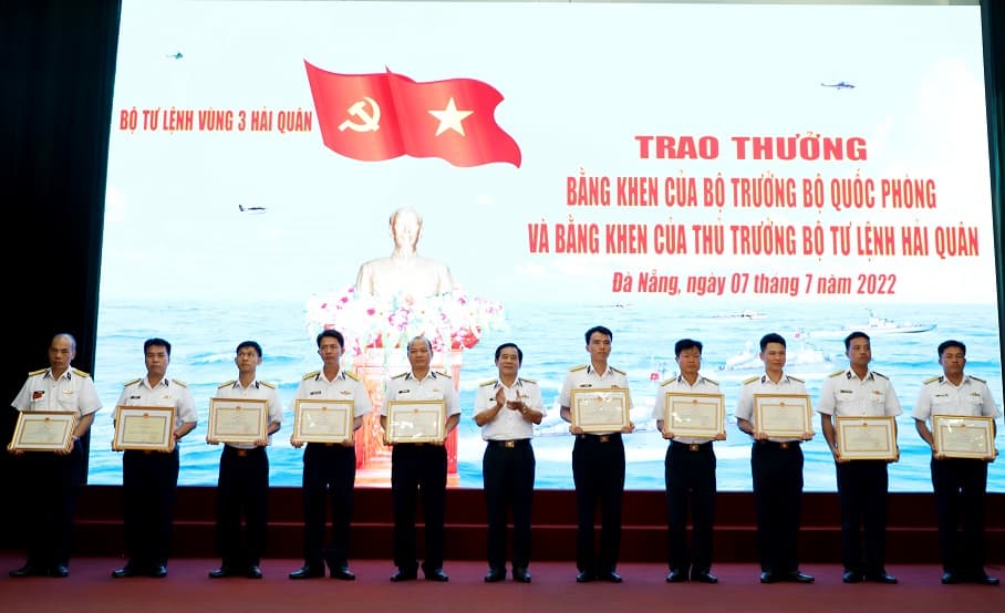 Vùng 3 trao Bằng khen của Bộ Quốc phòng và Bộ Tư lệnh Hải quân cho các tập thể, cá nhân