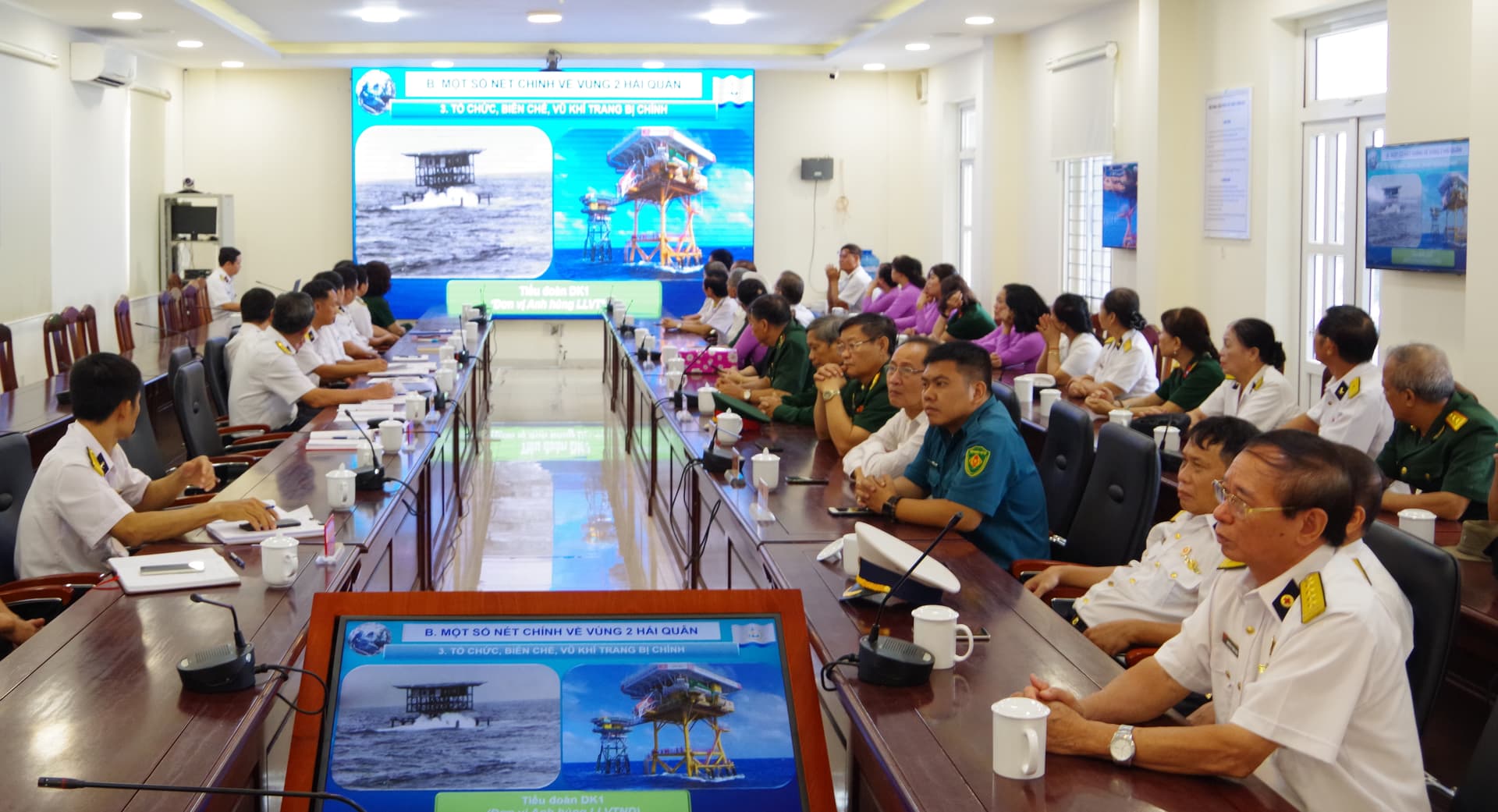 Đoàn đại biểu Hội cựu chiến binh Phường 22, quận Bình Thạnh thăm Vùng 2