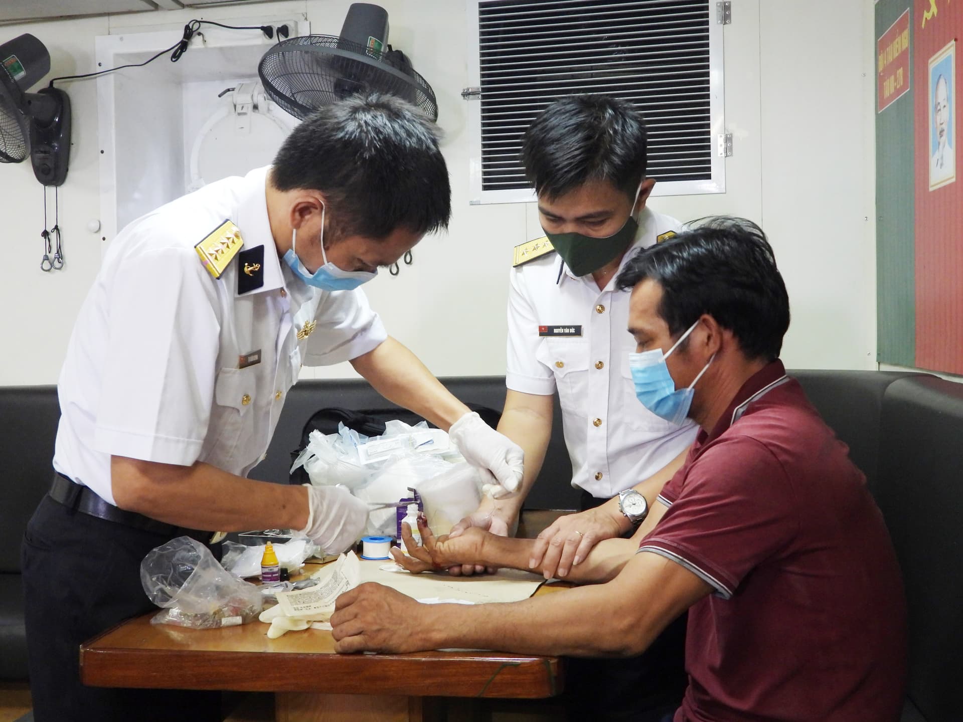 Tàu 278, Vùng 2 kịp thời cấp cứu ngư dân bị nạn trên biển