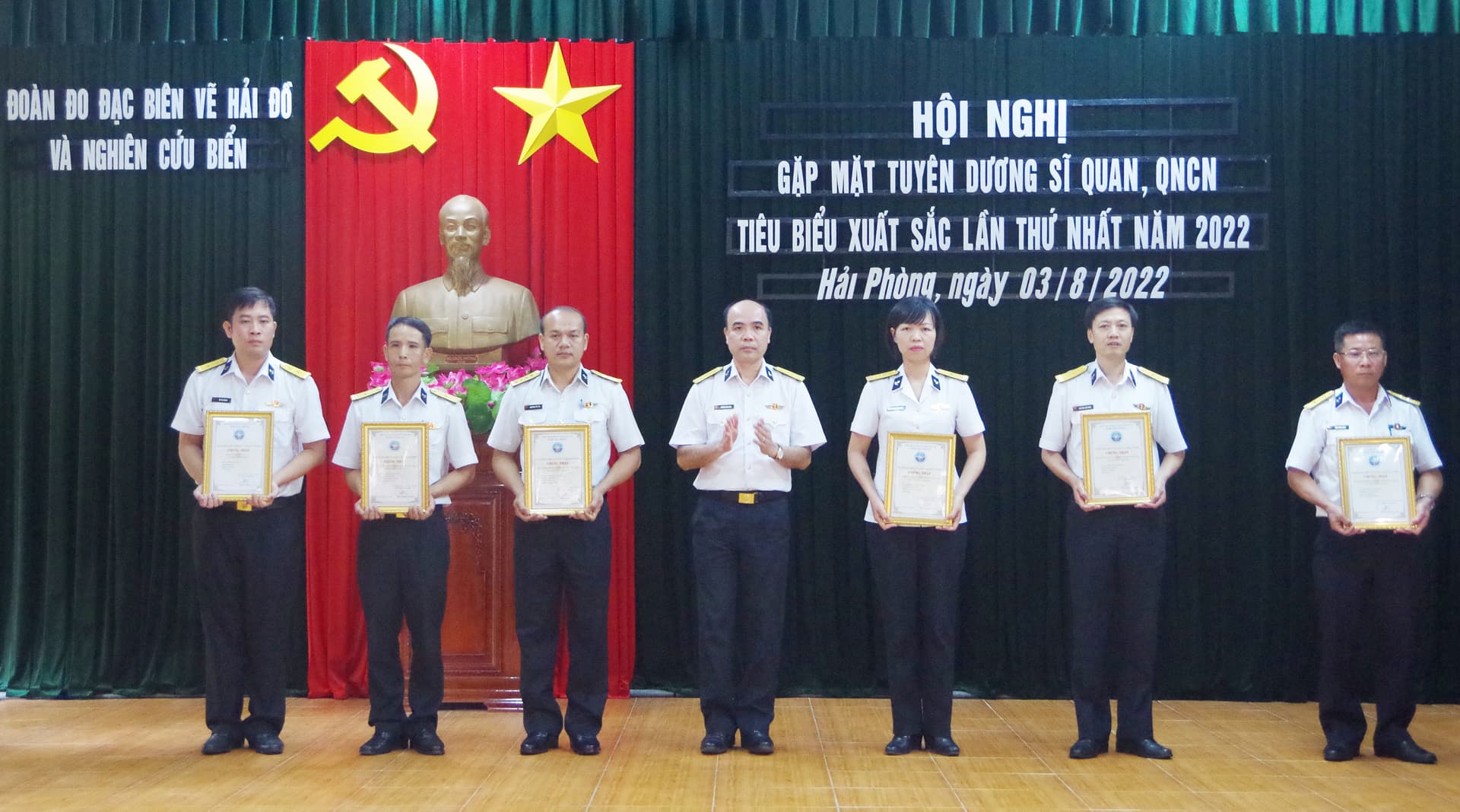 Đoàn Đo đạc biên vẽ hải đồ và nghiên cứu biển gặp mặt tuyên dương sĩ quan, QNCN tiêu biểu xuất sắc