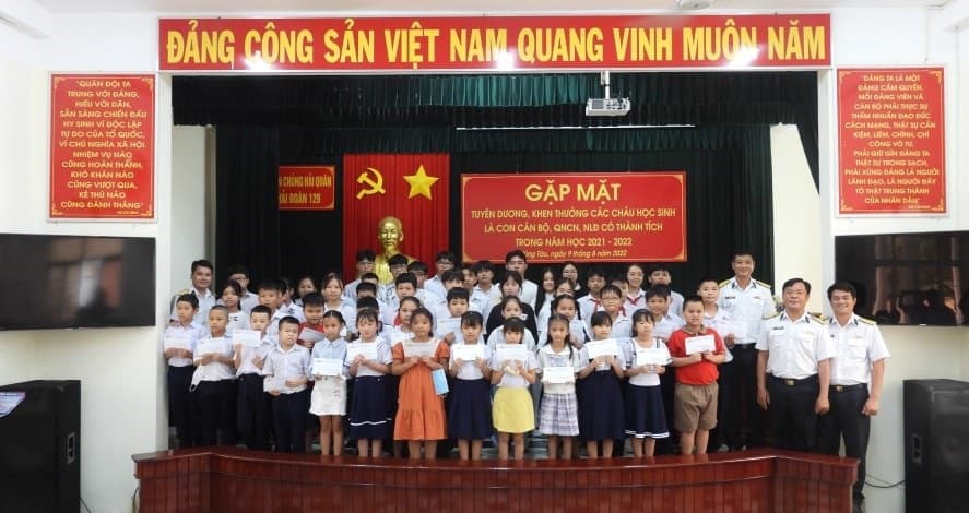 Hải đoàn 129 tặng quà các cháu học sinh giỏi là con sĩ quan, QNCN, người lao động