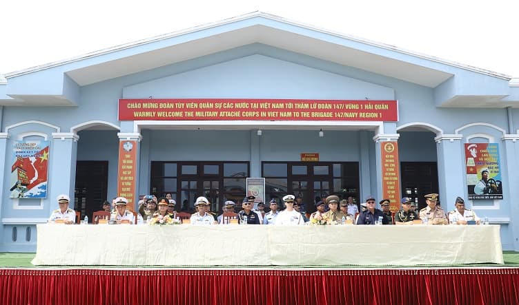 Đoàn tùy viên quân sự các nước tại Việt Nam thăm Lữ đoàn 147