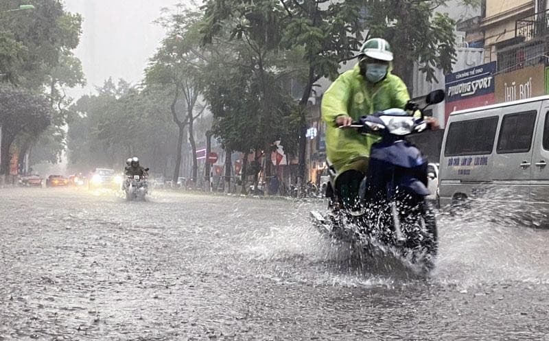 Nhiều khu vực trên cả nước có mưa to, đề phòng lốc sét và gió giật mạnh