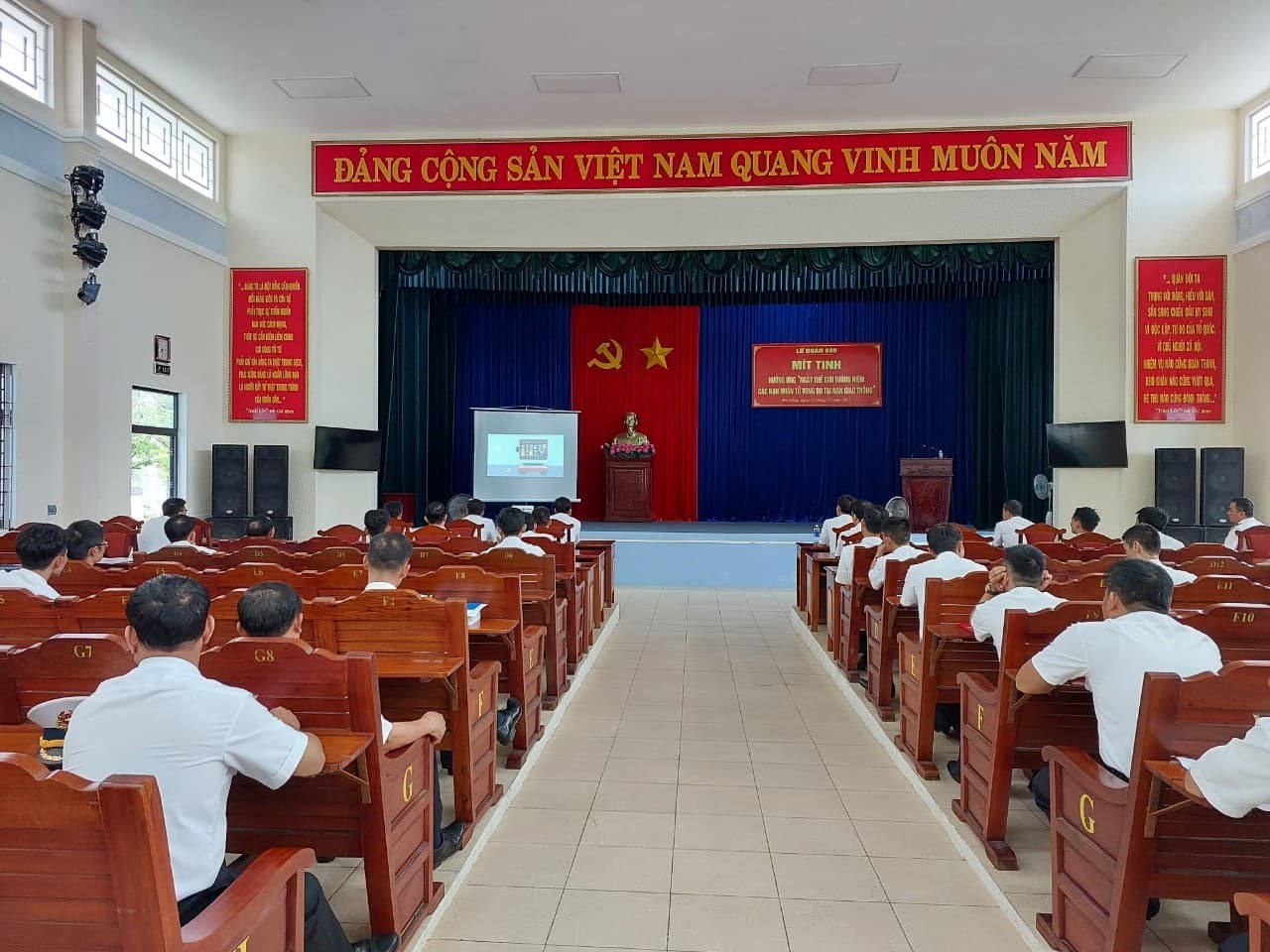 Lữ đoàn 680 mít tinh tưởng niệm các nạn nhân tử vong do tai nạn giao thông