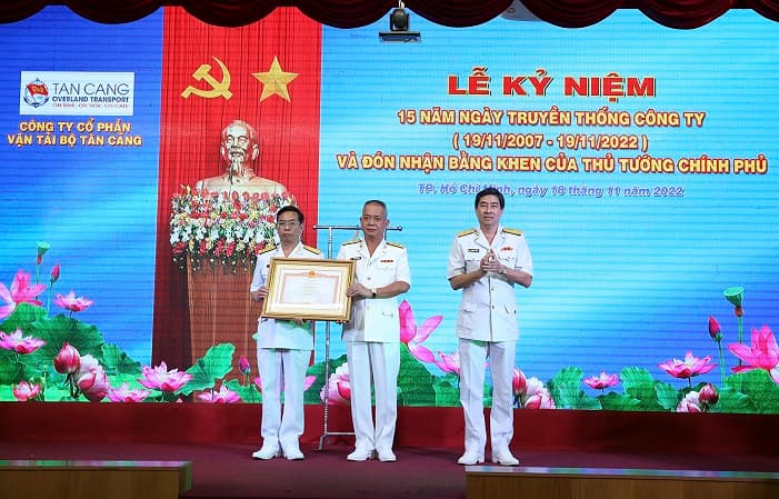 Công ty CP Vận tải bộ Tân cảng đón nhận Bằng khen của Thủ tướng Chính phủ