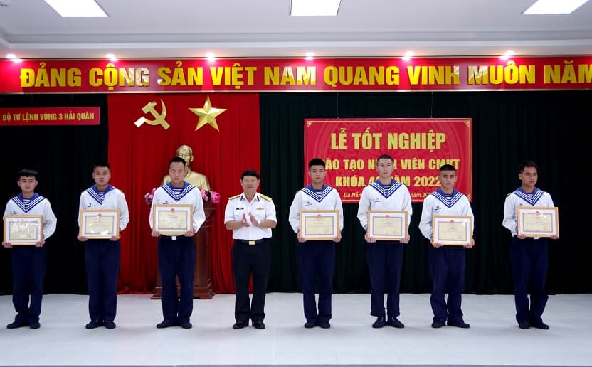 Vùng 3 tổ chức lễ tốt nghiệp khóa 48 đào tạo nhân viên chuyên môn kỹ thuật