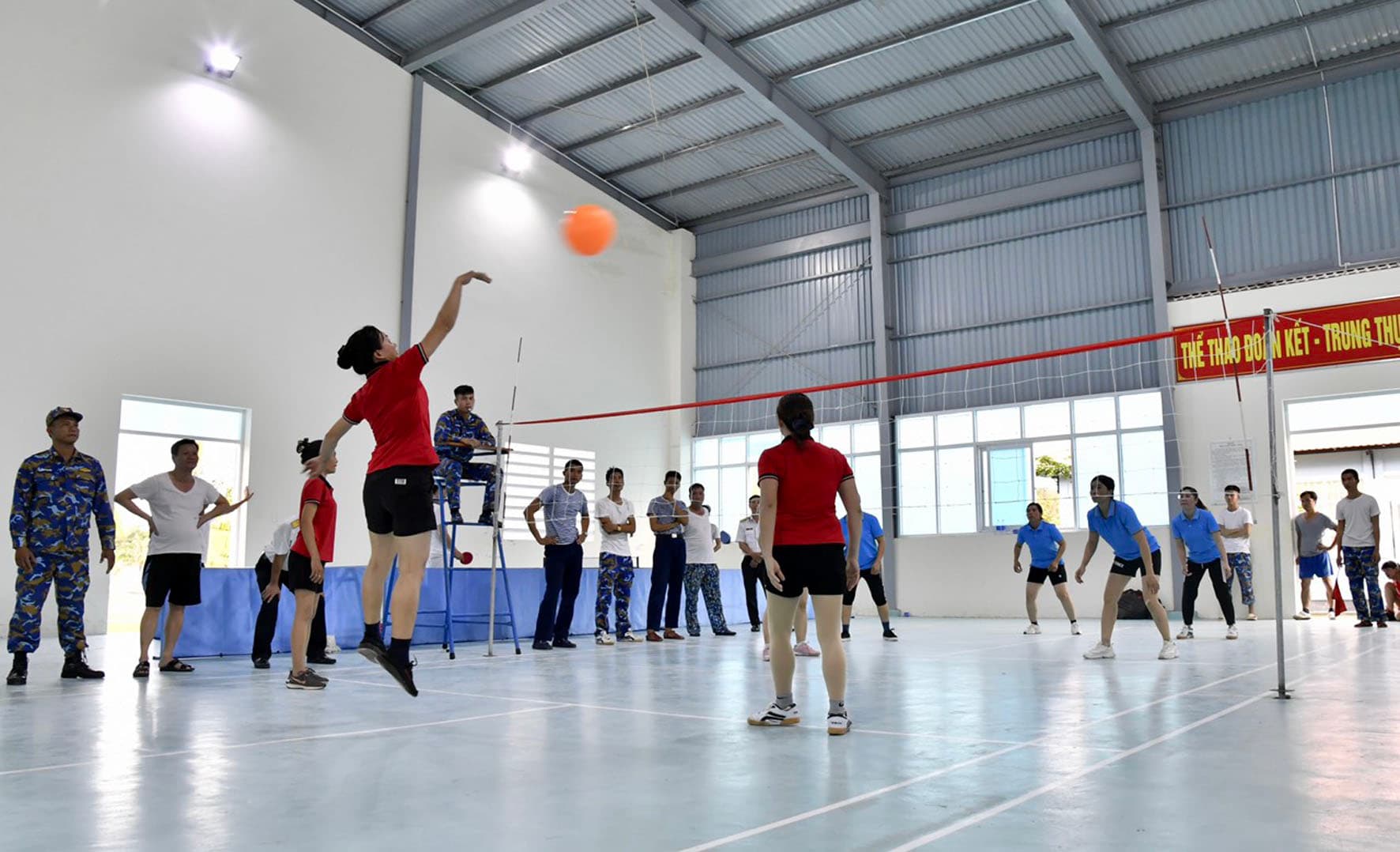 Hấp dẫn môn bóng chuyền hơi